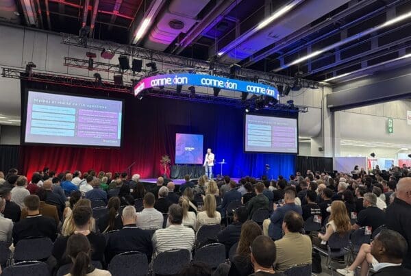 Presentation sur une scène à l'événement Connexion 2026