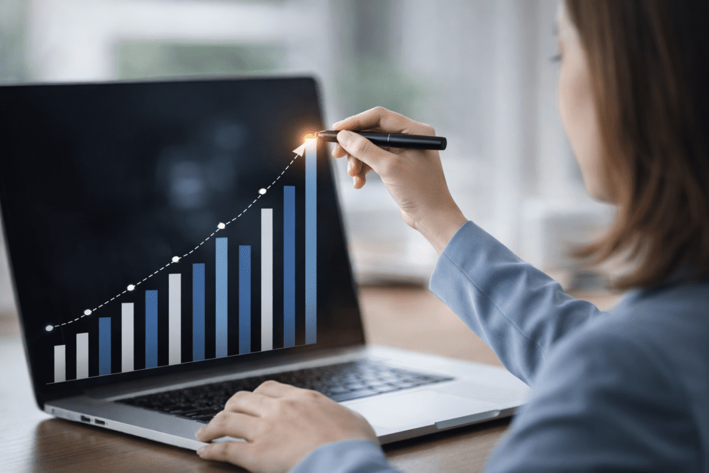 femme dessinant un graphique de croissance